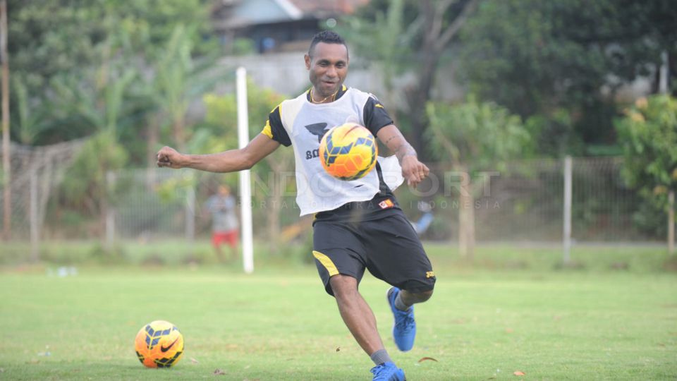 Titus Bonai saat melakukan latihan di lapangan Halim, Jakarta. Copyright: © Ratno Prasetyo/INDOSPORT